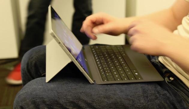 膝上使用Surface 2，配图来自TechCrunch