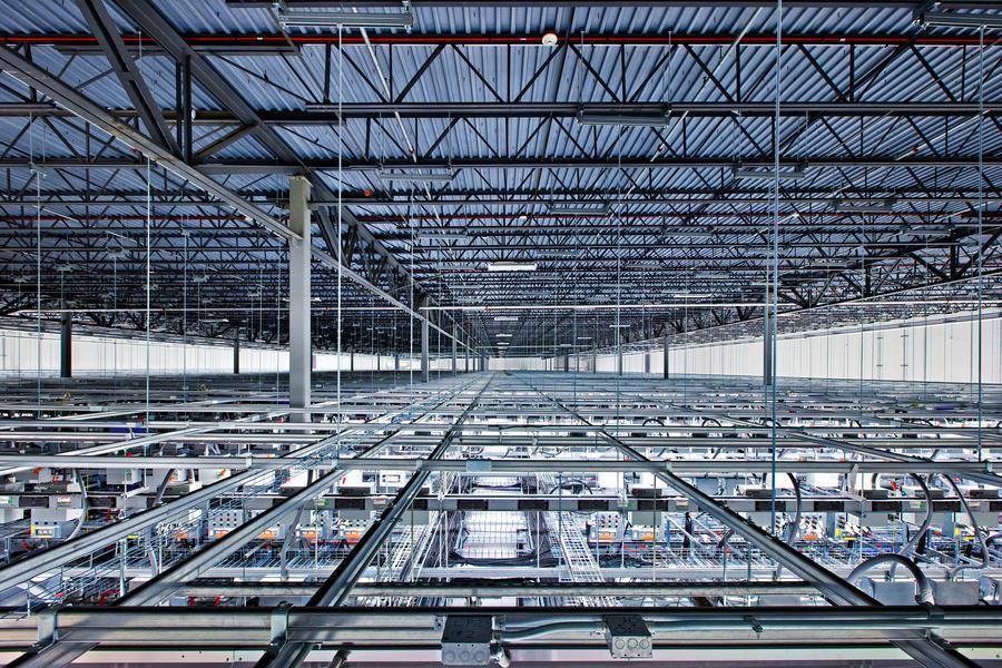 大天花板俯瞰。谷歌康瑟尔布拉夫斯数据中心顶棚，使用了巨型钢结构作为支撑。