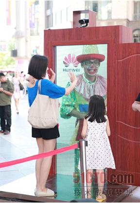 北京观众体验“华为之门”，与远在深圳的表演人员即时互动